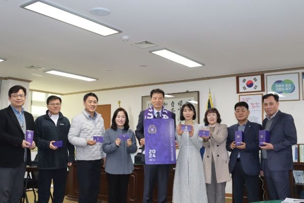 안양시 최광현 만안구청장(왼쪽에서 다섯 번째)과 직원들이 연간회원권을 구매하고 기념촬영을 했다.