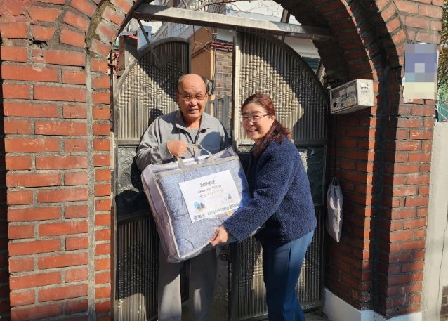 수원시 장안구 송죽동 지역사회보장협의체, 설맞이 이웃사랑 이불 20채 가정방문 전달