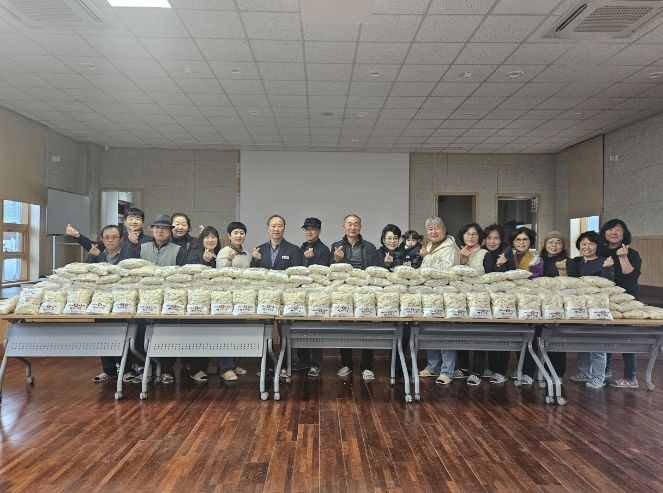 안성시 보개면 주민자치위원회 사랑의 떡 나눔 행사 가져