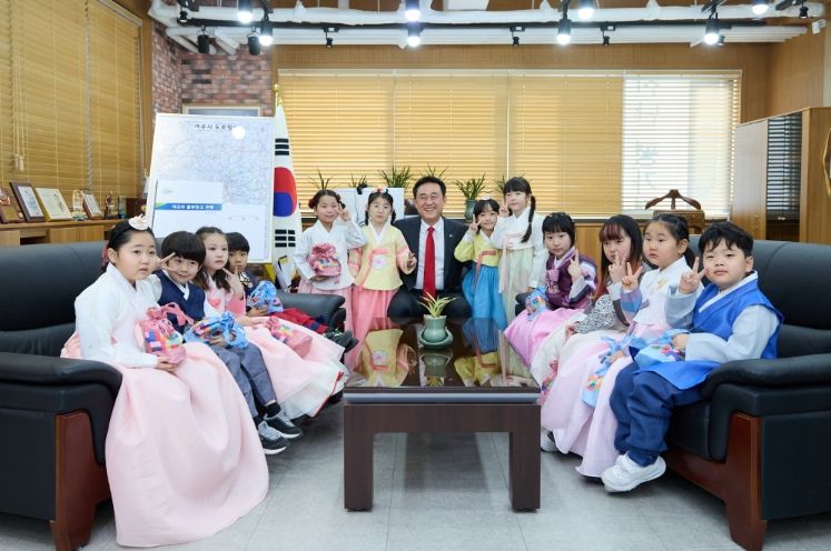 여주시 다함께돌봄센터 어린이와 여주시장 설 인사.
