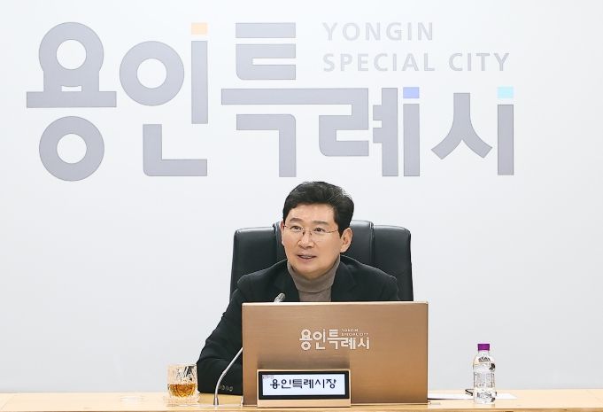 이상일 용인특례시장이 7일 시청사에서 열린 2040 용인도시기본계획 수립 용역 착수보고회에서 인사말을 하고 있다.