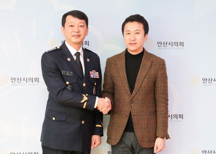 안산시의회 송바우나 의장이 16일 의장실에서 평택해양경찰서 최진모 서장을 만났다. 사진 오른쪽이 송바우나 의장, 왼쪽은 최진모 서장.