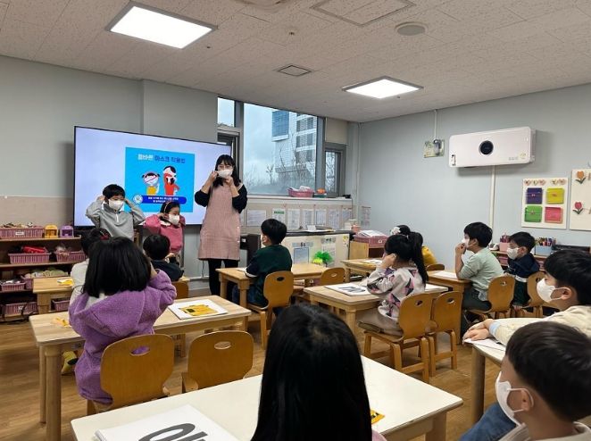 내려받기미세먼지대응팀-성남시내 어린이집 교사가 미세먼지 마스크 착용법과 주의사항을 교육하고 있다