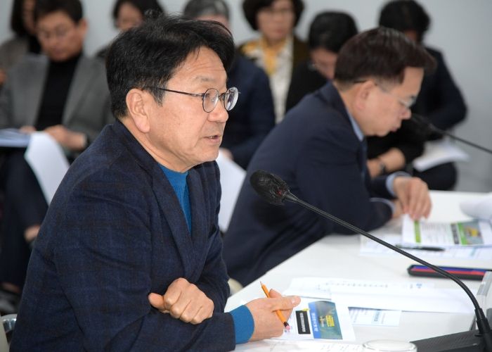 강기정 광주광역시장이 20일 오전 시청 소회의실에서 열린 ‘2024년도 스포츠‧관광 분야 업무보고회’에서 관련정책을 논의하고 있다. /광주광역시 제공