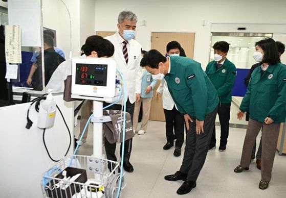 21일(수) 오후 서울의료원을 찾은 오세훈 서울시장이 권역응급의료센터, 심뇌혈관센터 등을 둘러보고 박현경 서울의료원 공공의료본부장에게 감사인사를 전하고 있다.