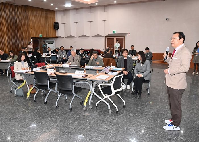 이현재 하남시장이 22일 시청 대회의실에서 열린 ‘2024 하남시 시민참여혁신위원회’ 첫 정기회의에 참석해 인사말을 전하고 있다.
