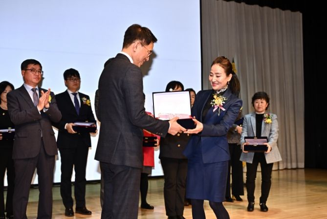 수지도서관(오른쪽이 도서관 관계자)이 지난 22일 한국도서관협회 주관 제56회 한국도서관상 단체부문 상을 받았다