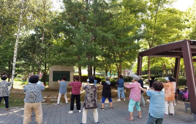 상현공원에서 기체조 교실이 열리고 있다.