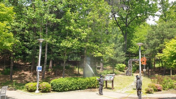 용인특례시가 총 332개 공원을 대상으로 이달부터 방제에 돌입한다. 관계자가 방제에 나서고 있는 모습.