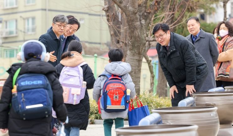 인천도화초 '아침이 행복한 학교' 참여 학생 격려하는 도성훈 인천광역시교육감