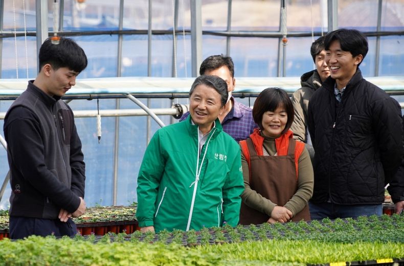 남성현 산림청장(왼쪽 두번째) 금산군 청년임업인 야생화 생산 판매 현장 방문