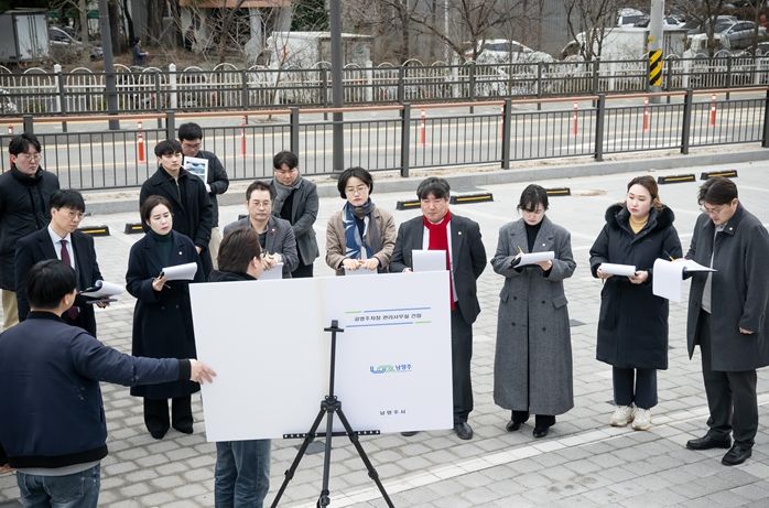 남양주시의회 자치행정위원회가 호평동 공영주차장 관리사무실 건립현장을 점검하고 있다. 우측부터 김지훈(민)의원, 전혜연의원, 이수련의원, 김지훈(국)위원장, 박은경의원, 한근수의원, 정현미의원, 원주영의원 ⓒ타임즈