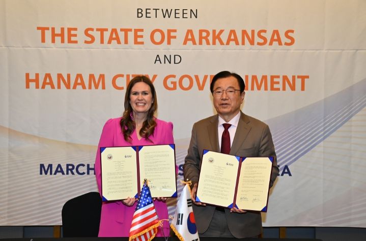이현재 하남시장(사진 오른쪽)이 미국 아칸소州 사라 허커비 샌더스 주지사(Sarah Huckabee Sanders)와 8일 삼성동 그랜드 인터콘티넨탈 호텔에서 양 지역 산업교류 확대 등 경제협력을 위한 약정을 체결하고 기념촬영을 하고 있다.