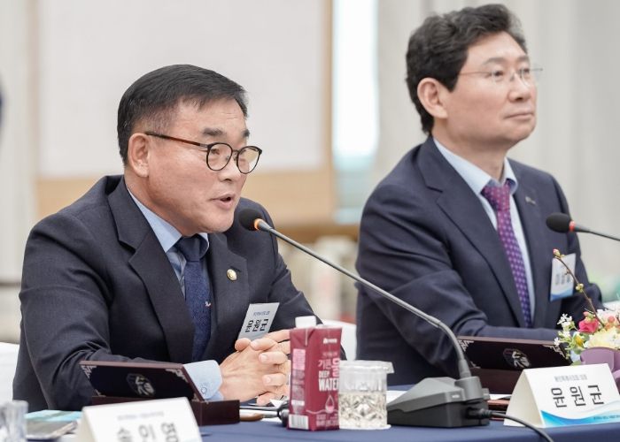 윤원균 용인특례시의회 의장이 인사말을 전하고 있다.