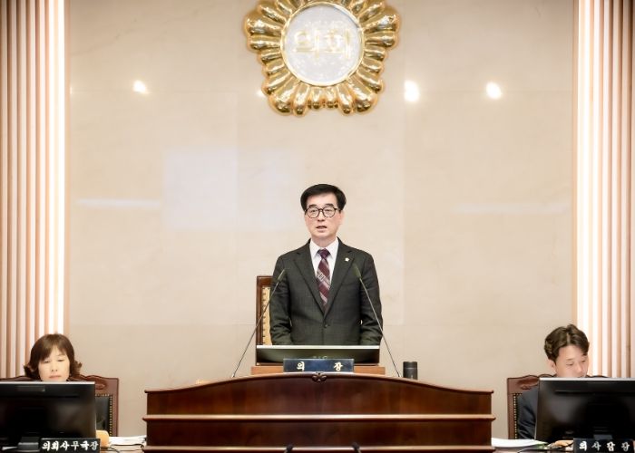 2024.03.14. 남양주시의회 이상기 부의장(사진 가운데)이 제301회 임시회 본회의에서 개회식을 진행하고 있다.