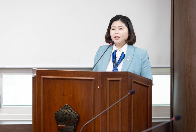 ‘안산시 응급의료 지원에 관한 조례 전부개정조례안’을 대표 발의한 박은정 의원의 모습