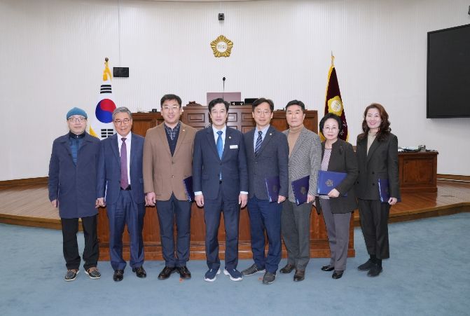 3월 19일 제328회 임시회 제1차 본회의에서 강성삼 하남시의회 의장과 ‘2023회계연도 결산검사위원’으로 선임된 7명이 위촉장을 받고 기념촬영을 하고 있다. (사진_하남시의회 제공)