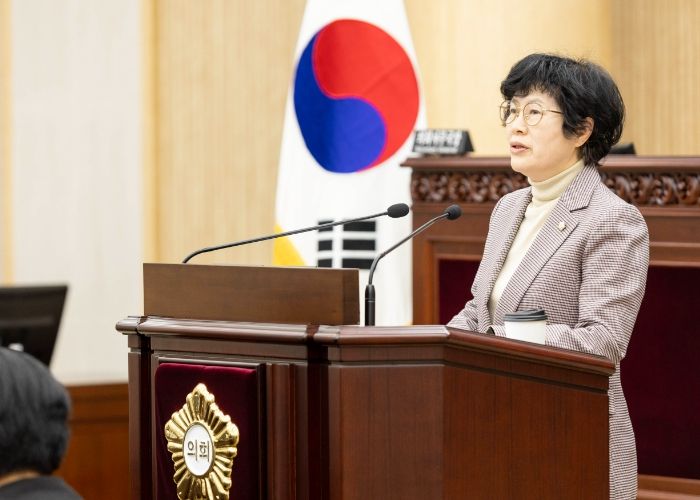 안산시의회가 21일 박은경 의원이 대표 발의한 ‘경계선 지능인 지원에 관한 법률 통과 촉구 건의안’을 의결 처리했다. 사진은 이날 본회의장에서 박은경 의원이 건의안에 대해 제안 설명을 하고 있는 모습.