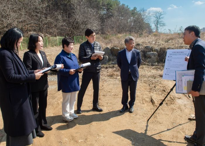 자치행정위원회 위원들이 구성적환장에서 관계자로부터 설명을 듣고 있다.