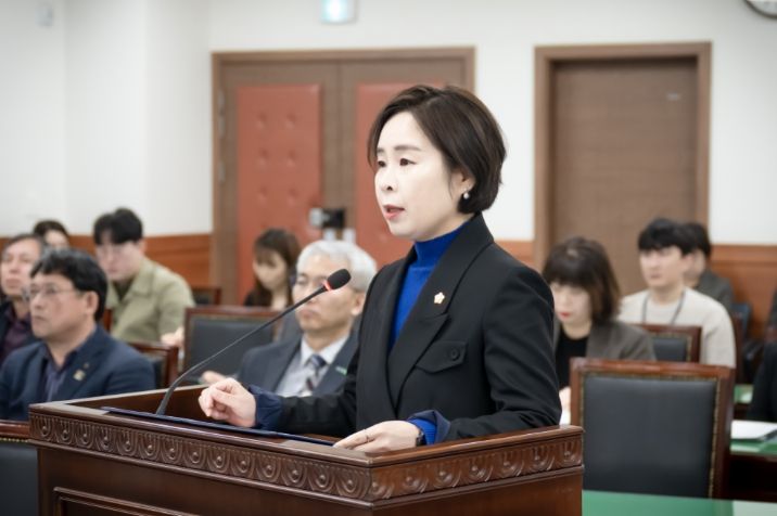 정현미 의원이 남양주시의회 자치행정위원회에서 조례 대표발의를 위해 제안설명을 하고 있다.
