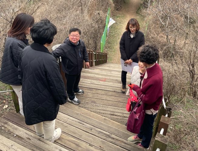 황규섭 기흥구청장(왼쪽에서 세번째)이 지난 22일 신갈공원 공사 현장을 방문해 점검했다.