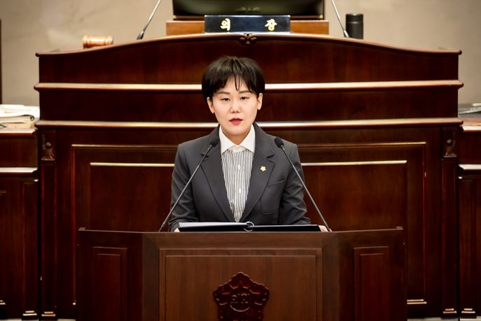 2024.03.22. 제301회 임시회 제3차 본회의에서 한송연 의원이 5분 자유발언에 임하고 있다.