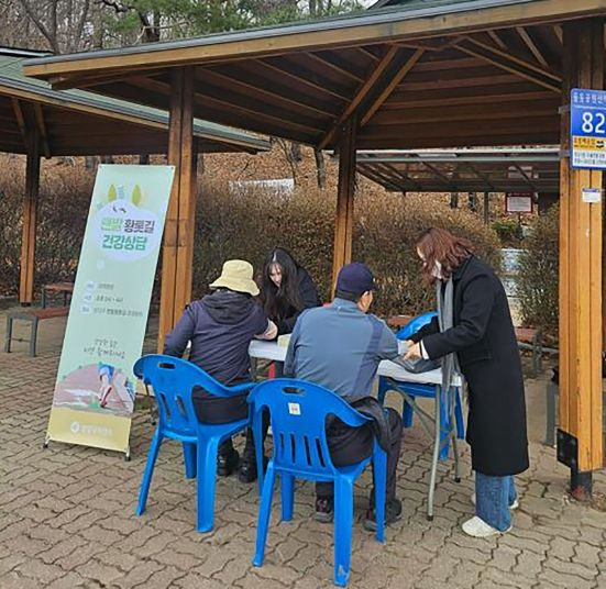 성남시 보건소 직원들이 3월 26일 율동공원 황톳길 입구에 부스를 차려놓고 건강상담을 하고 있다