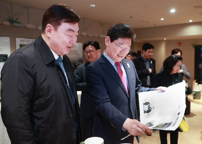3일 용인 에버랜드에서 열린 '푸바오' 환송식 행사에서 이상일 용인특례시장(오른쪽)이 싱하이밍 주한중국대사(왼쪽)에게 용인시정소식지를 보여주고 있다.