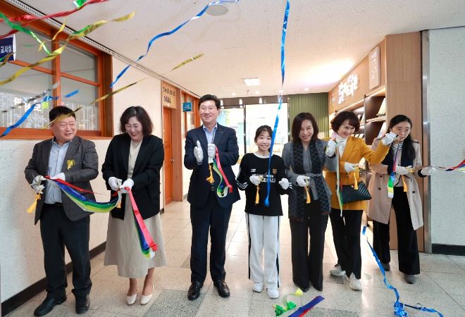 이상일 용인특례시장이 3일 성산초 작은도서관 개관식에서 기념컷팅을 하고 있다.