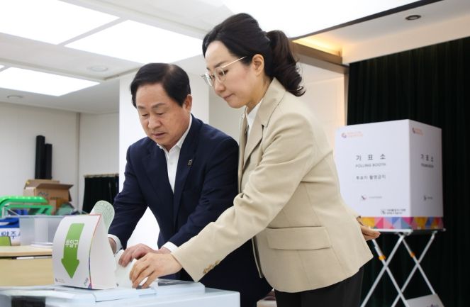 주광덕 남양주시장(왼쪽)이 아내 박주영 여사와 함께 금곡동 사전투표소를 찾아 한 표를 행사했다