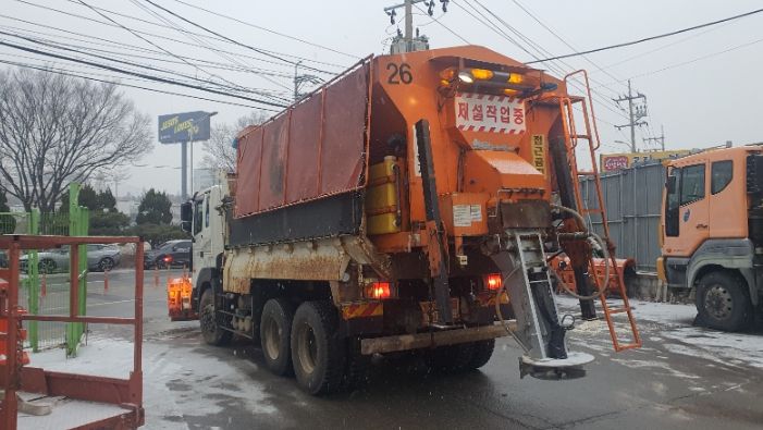 용인특례시가 지난겨울 블랙아이스에 대비해 제설제를 사전 살포하고 있다