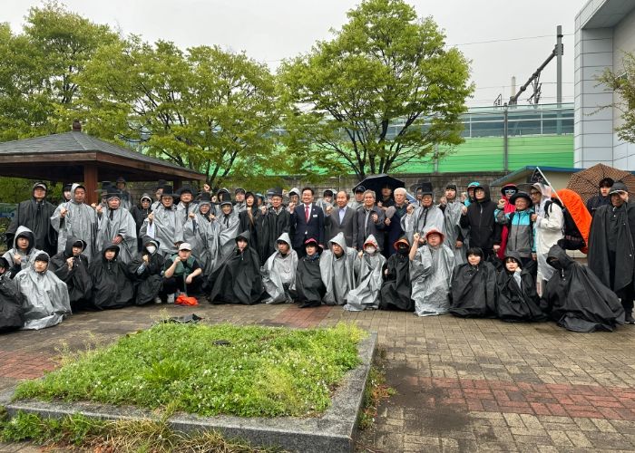 퇴계선생 마지막 귀향길 재현단을 응원하기 위해 찾아온 양평군수 및 양평 유림들과 국수역에서 기념촬영