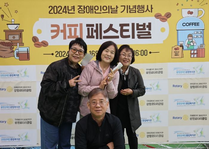 축제를 즐기는 시민들