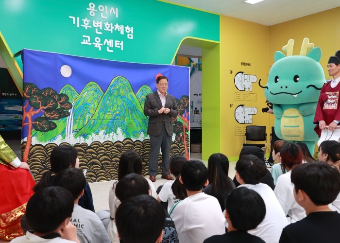 황준기 용인특례시 제2부시장이 19일 처인구 기후변화체험교육센터에서 열린 어린이 기후어사대 행사에서 인사말을 하고 있다.