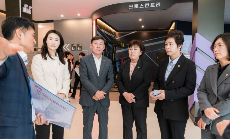 문화복지위원회 위원들이 관계자로부터 설명을 듣고 있다. 왼쪽부터 박은선, 황재욱, 김상수, 황미상, 이윤미 의원