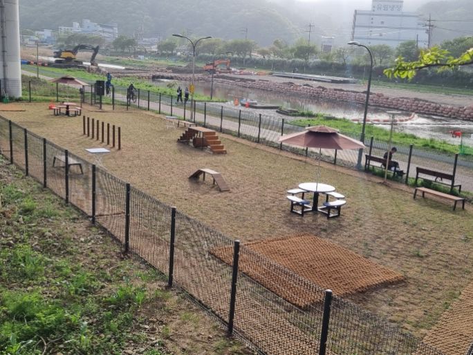용인특례시가 경안천변 반려견놀이터(사진)의 편의·안전 시설을 확충했다