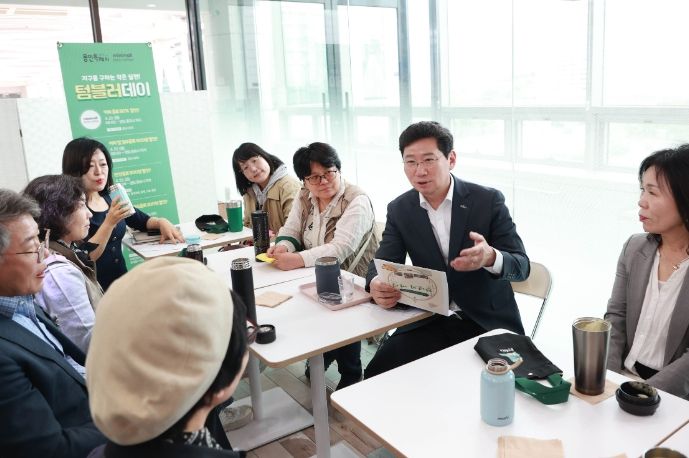 이상일 용인특례시장(오른쪽에서 두번째)이 22일 텀블러데이를 맞아 미니몰에서 텀블러로 커피를 구입하고 기후변화체험교육센터 직원, 해설사, 강사 등과 담소를 나누고 있다.