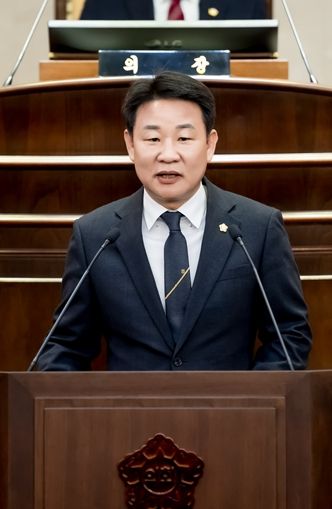 2024.04.23. 제302회 임시회 제2차 본회의에서 박경원 의원이 5분 자유발언에 임하고 있다.