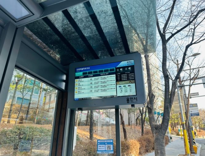 용인특례시가 기흥구 산양마을 푸르지오 아파트 앞 정류장 등 76곳에 버스안내전광판을 설치했다