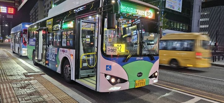 1. 노란색의 마을버스에서 청록색의 시내버스로 바뀐 구082번 버스
