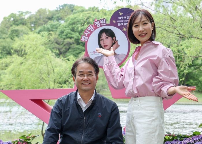 ‘별사랑 정원’에서 이동환 고양특례시장(좌)과 별사랑(우)