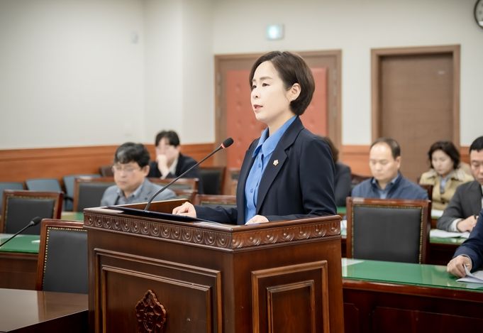 정현미 의원이 남양주시의회 자치행정위원회에서 조례 발의를 위해 제안설명을 하고 있다.