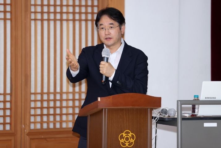 고양문화원 제2기 문화아카데미 최고위과정에서 특강 중인 이동환 고양특례시장