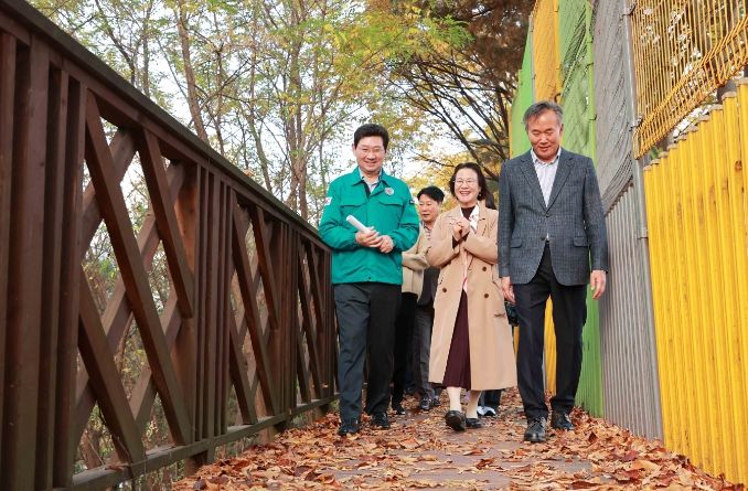 이상일 용인특례시장이 성복중학교 인근 통학로를 방문해 노후된 나무데크 상황을 살펴보고 있다
