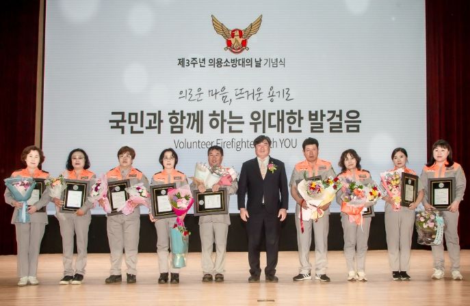 2024.04.30. 남양주시의회 김지훈 자치행정위원장이 시민의 생명과 재산 보호에 기여한 의용소방대원에게 표창을 수여했다.