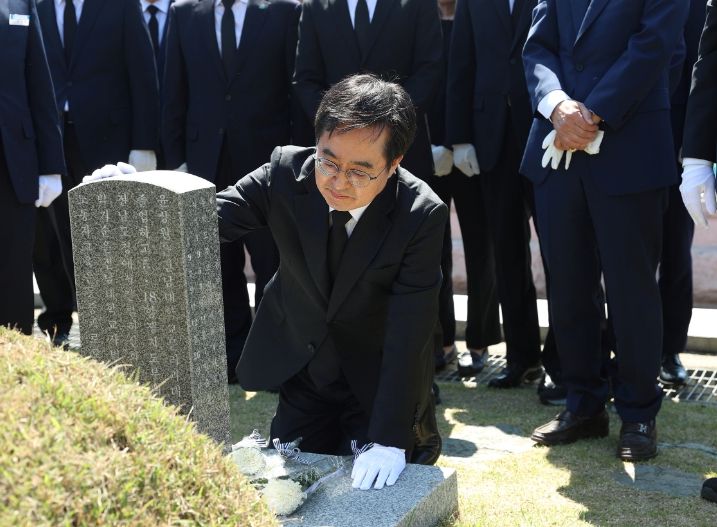 김동연 경기도지사가 3일 오전 광주광역시 북구 운정동 국립5·18민주묘지에서 경기도민 민주유공자들을 참배하고 있다.