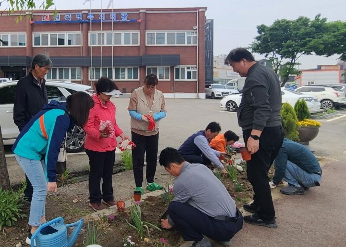 원곡면 주민자치위원회 원곡면 복지회관 화단정비 행사 가져