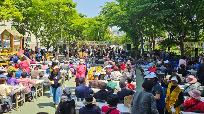 군포시 산본1동 주민자치회 등 7개 직능단체, 지역 어르신 위한 ‘사랑의 효잔치’ 열어