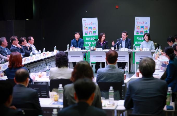 이상일 용인특례시장이 지난 8일 '용인미디어센터'에서 지역 내 중학교 21곳의 교장과 간담회를 가졌다