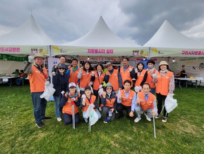 구리시자원봉사센터 소속 자원봉사자 1천여 명, 유채꽃 축제장 곳곳에서 봉사활동 펼쳐 ⓒ타임즈